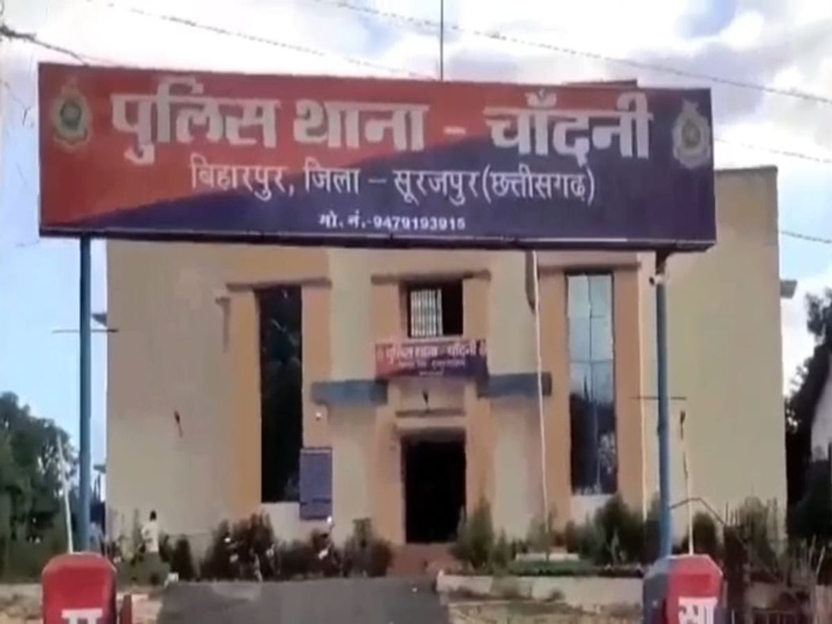 छात्रा अपने परिजनों के साथ चांदनी थाने गई, लेकिन थानेदार ने FIR दर्ज नहीं की।
