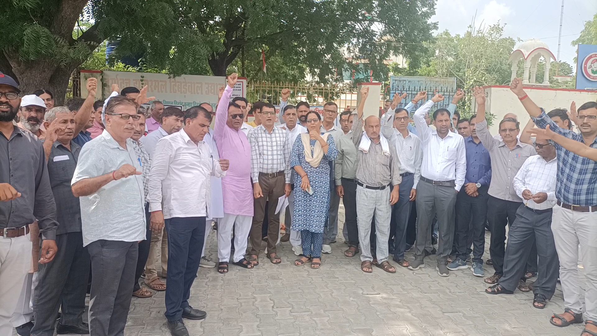 अब आश्वासन नहीं, समाधान चाहिए