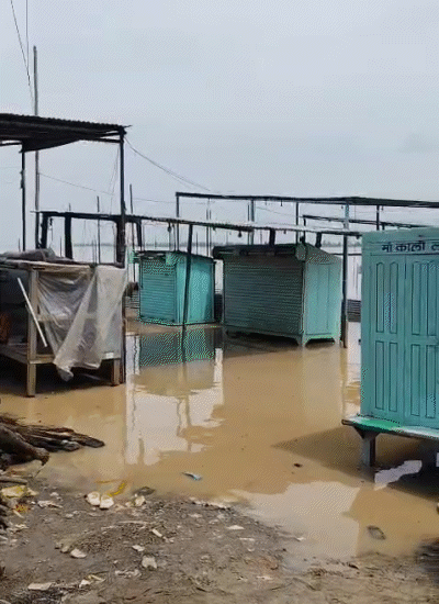 पटना के फतुहा में श्मशान घाट गंगा के पानी में डूबा है। लोग सड़क किनारे लाश जलाने को मजबूर हैं।