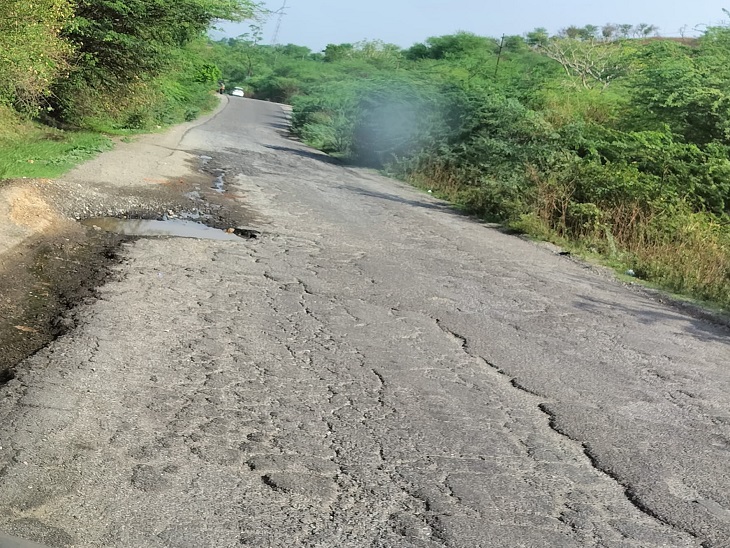जगह-जगह पर हाइवे क्षतिग्रस्त है