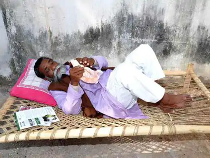 दिवंगत शिबू सोरेन जब भी अपने गांव वाले घर आते थे, वह इसी खटिया (चारपाई) पर सोते थे। अंतिम यात्रा के दौरान भी उनको इसी खटिया पर सुलाया गया।