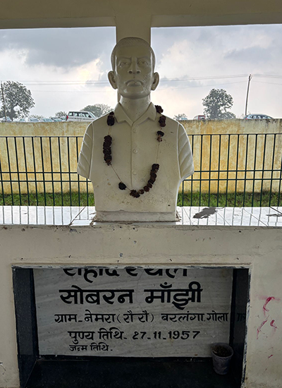 दिवंगत शिबू सोरेन के पिता की समाधि बरलंगा गोला में बनाई गई है। यहां हर साल मुख्यमंत्री हेमंत सोरेन आते हैं और माल्यार्पण करते हैं।