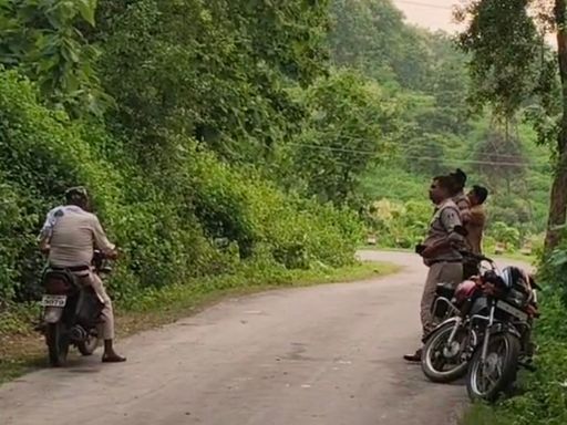 पुलिस जंगल में दिन भर चौथे आरोपी को तलाश करती रही।