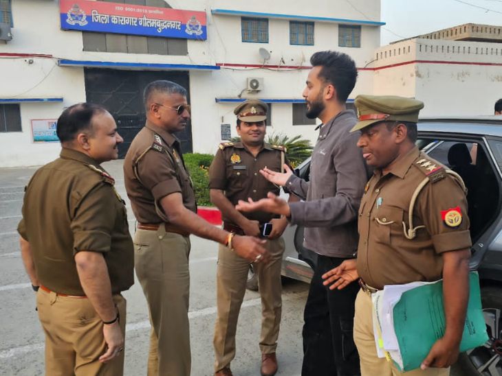 सांपों के जहर सप्लाई करने के मामले में नोएडा पुलिस ने एल्विश यादव को गिरफ्तार करके जेल भेज दिया था।