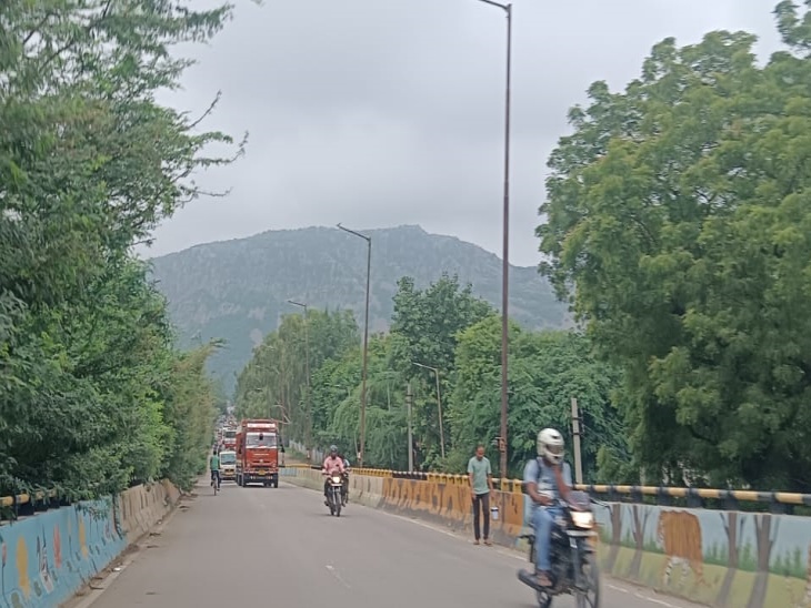 अलवर अलवर शहर व आसपास बारिश बिल्कुल नहीं है। जिसके कारण दिन में तेज उमस भरी गर्मी है। दिन में तापमान भी कई डिग्री सेल्सियस बढ़ गया है।