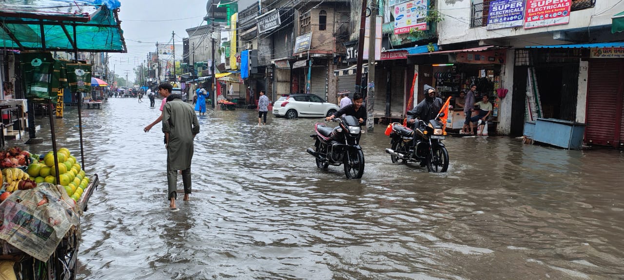 बरेली में भारी बारिश के चलते आज स्कूलों में छुट्टी, दौरे पर आ रहे सीएम योगी