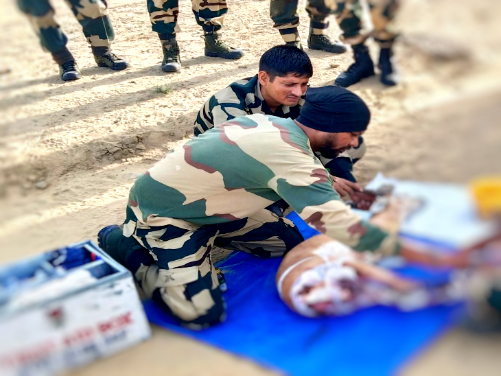 BSF चौकी पर तैनात पशु चिकित्सा सहायक ने हिरन का इलाज किया।
