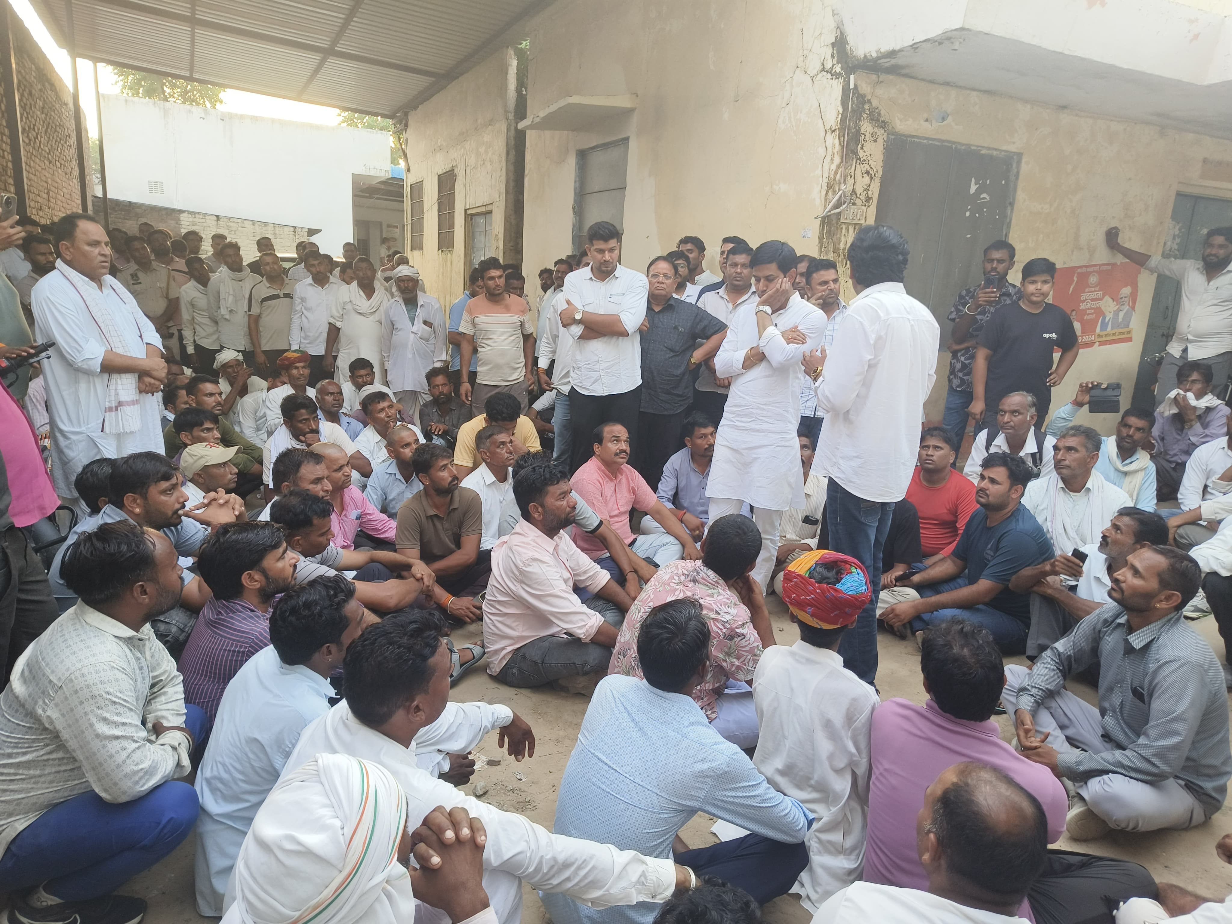 मृतक का परिवार मंगलवार शाम को धरने पर बैठा था। हालांकि, बाद में पुलिस-प्रशासन के साथ सहमति बन गई थी।