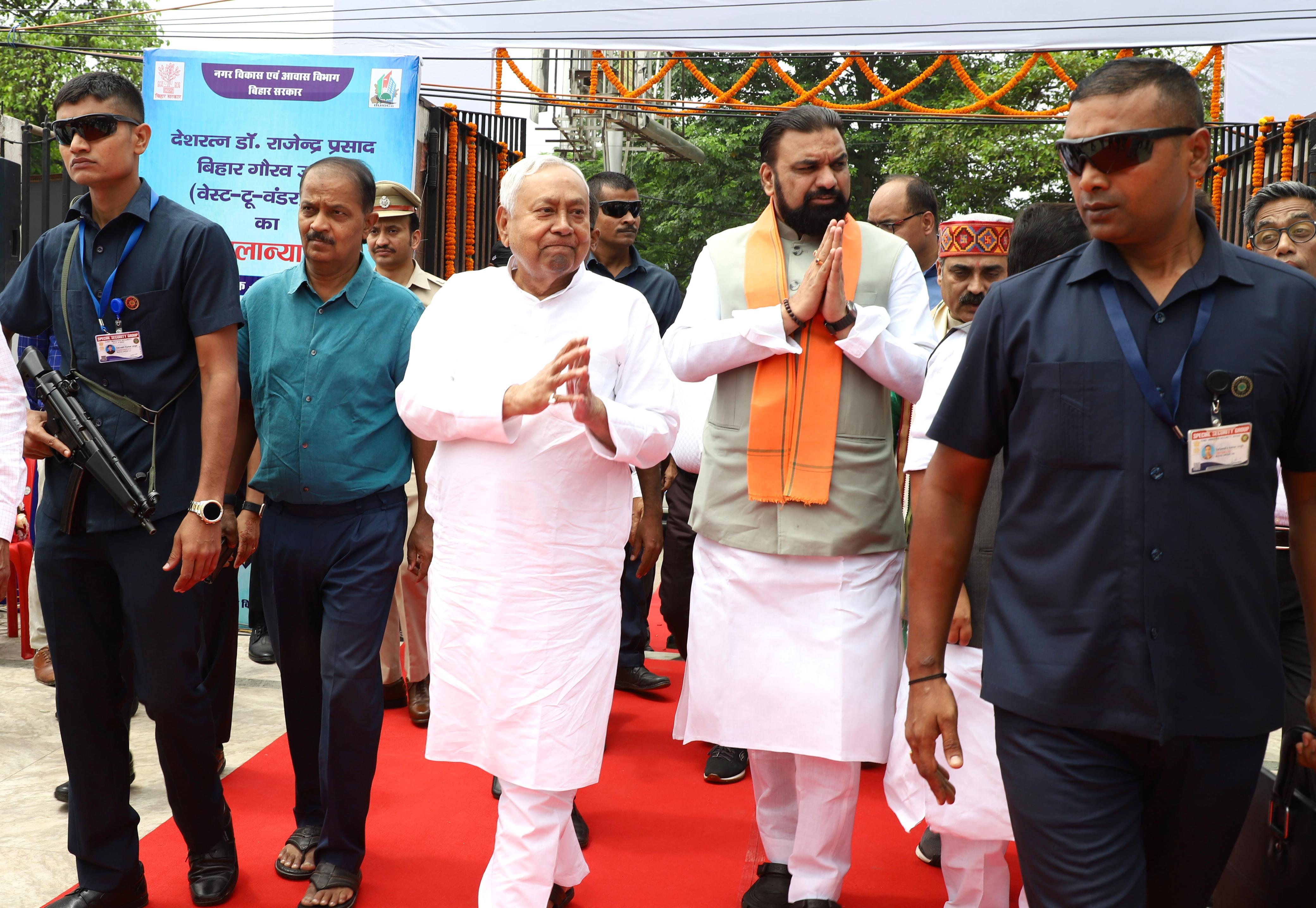 CM नीतीश कुमार के साथ डिप्टी CM सम्राट चौधरी सहित अन्य मंत्री और अधिकारी।