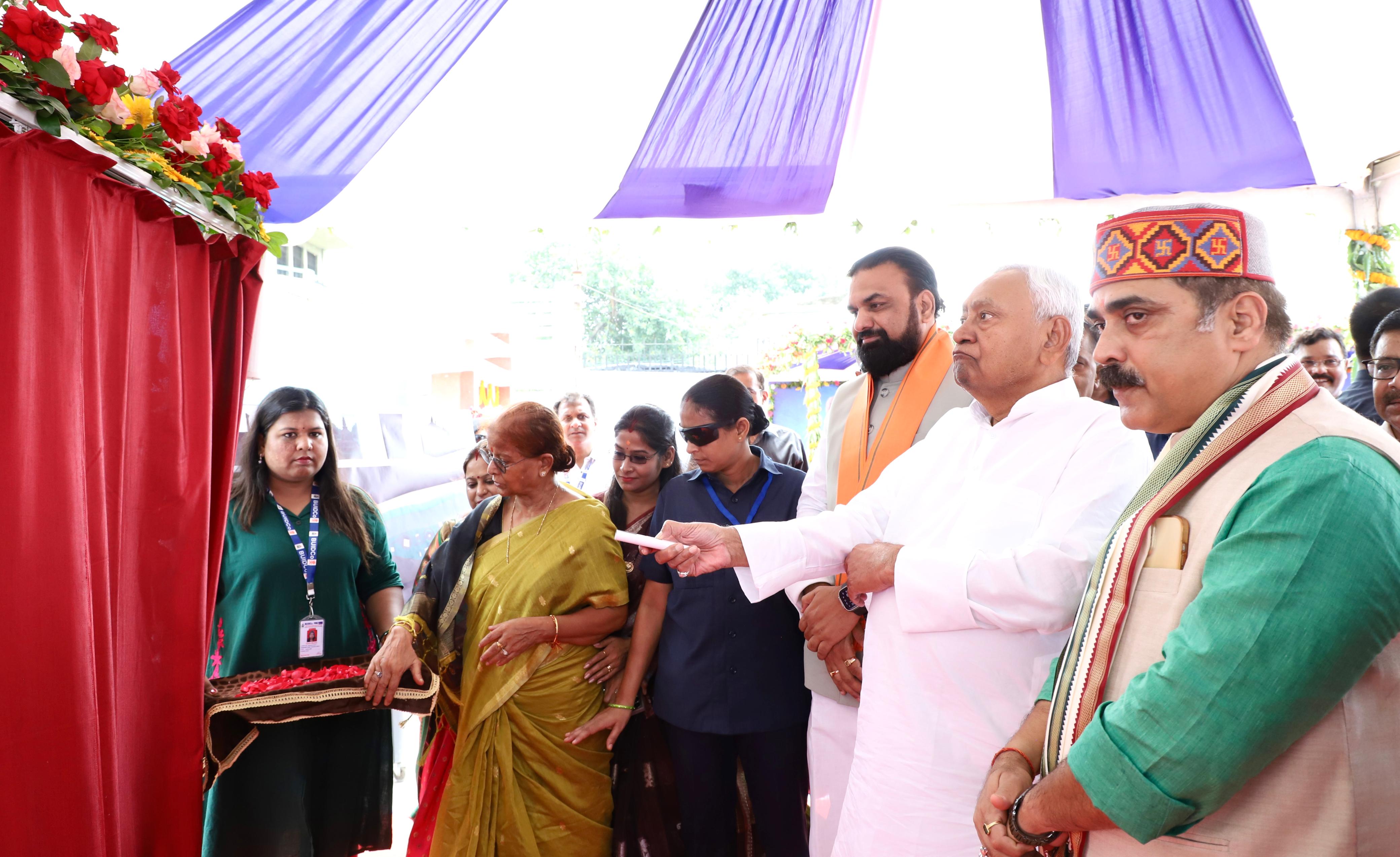 रिमोड से शिलान्यास करते मुख्यंत्री नीतीश कुमार साथ में मौजूद डिप्टी CM, मंत्री और मेयर।