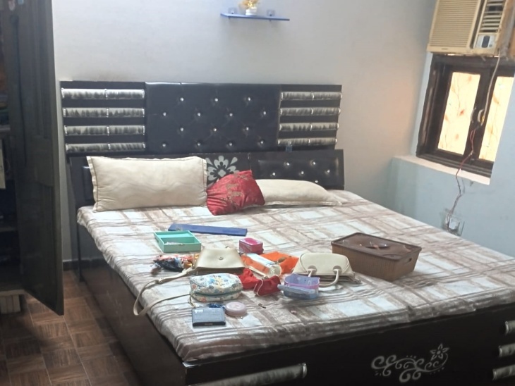 फ्लैट के बेड पर बिखरा सामान। चोरों ने कीमती जेवर व नकदी के अलावा कुछ नहीं चुराया।