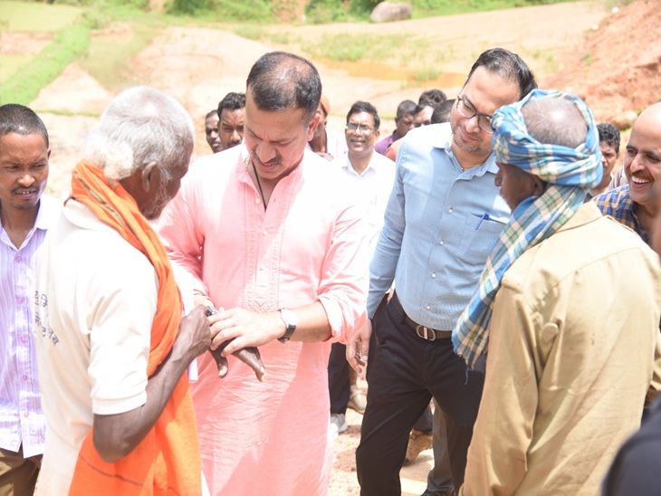 ग्रामीणों से ली व्यवस्था की जानकारी