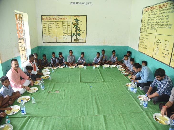 प्रायमरी के बच्चों के साथ किया मध्यान्ह भोजन