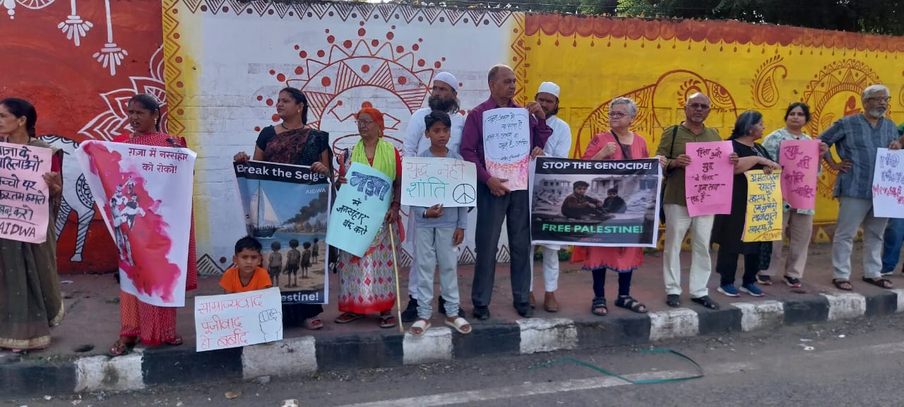 इस दौरान कई बुजुर्ग और बच्चे भी शामिल हुए।