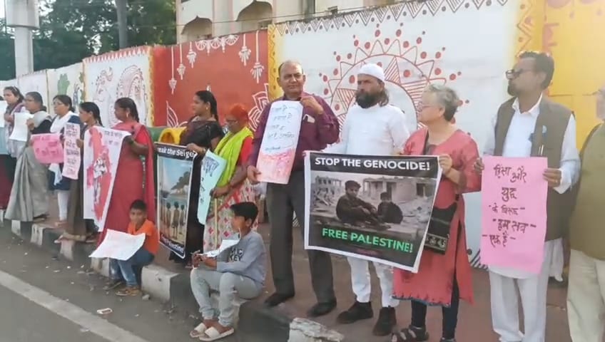 रोशनपुर चौराहे पर हुए एकत्रित होकर प्रदर्शन किया।