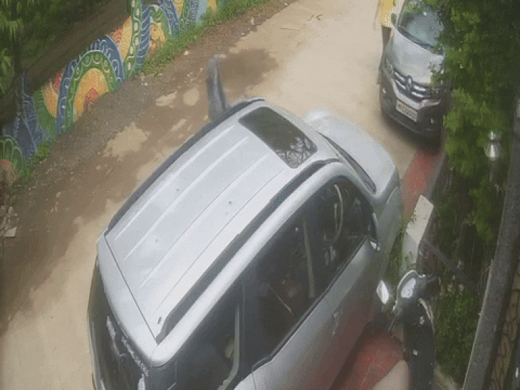 नाबालिग कार लेकर बच्चे के घर के सामने पहुंचा।