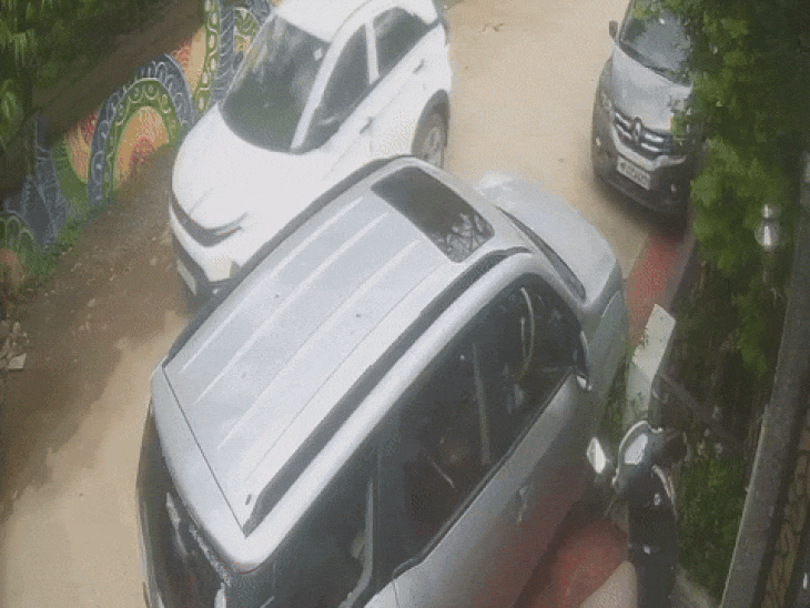 कार अचानक रुकी और बच्चा बाएं टायर के सामने आ गया।