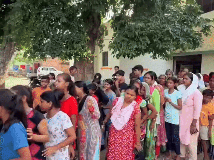 Flood Victims Took Shelter In Relief Camps In Prayagraj | प्रयागराज में  बाढ़ पीड़ितों ने राहत शिविर में ली शरण: बाघम्बरी पीठाधीश्वर ने शिविरों का  दौरा किया, भोजन और ...