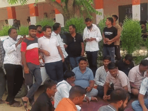 पीटीआई के नशे में हंगामा करने की सूचना मिलते ही स्कूल के बाहर ग्रामीण जुट गए।