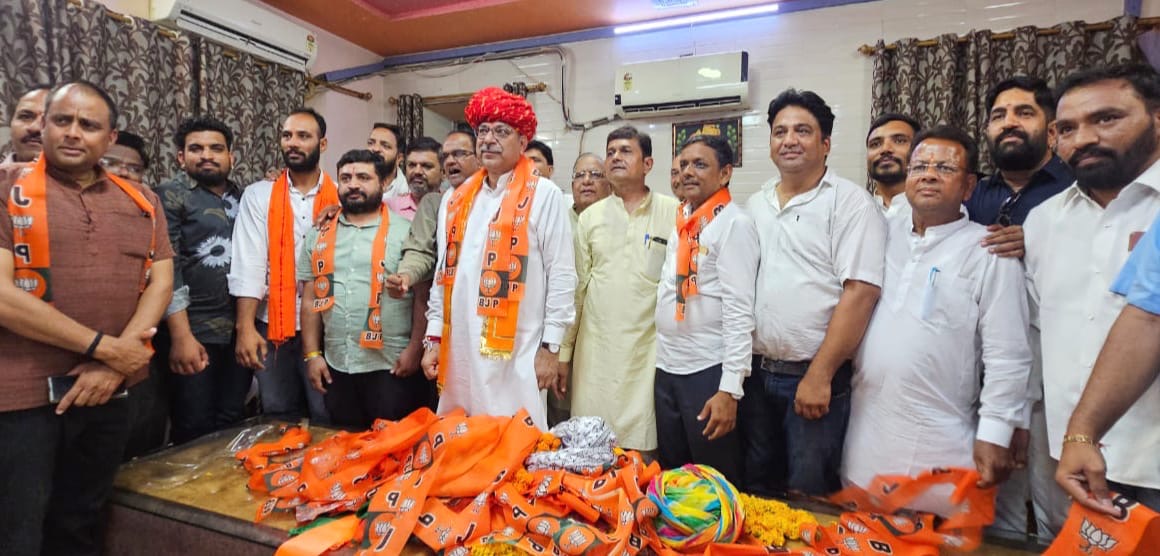 सर्किट हाउस पहुंचने पर भाजपा कार्यकर्ताओं द्वारा स्वागत किया गया