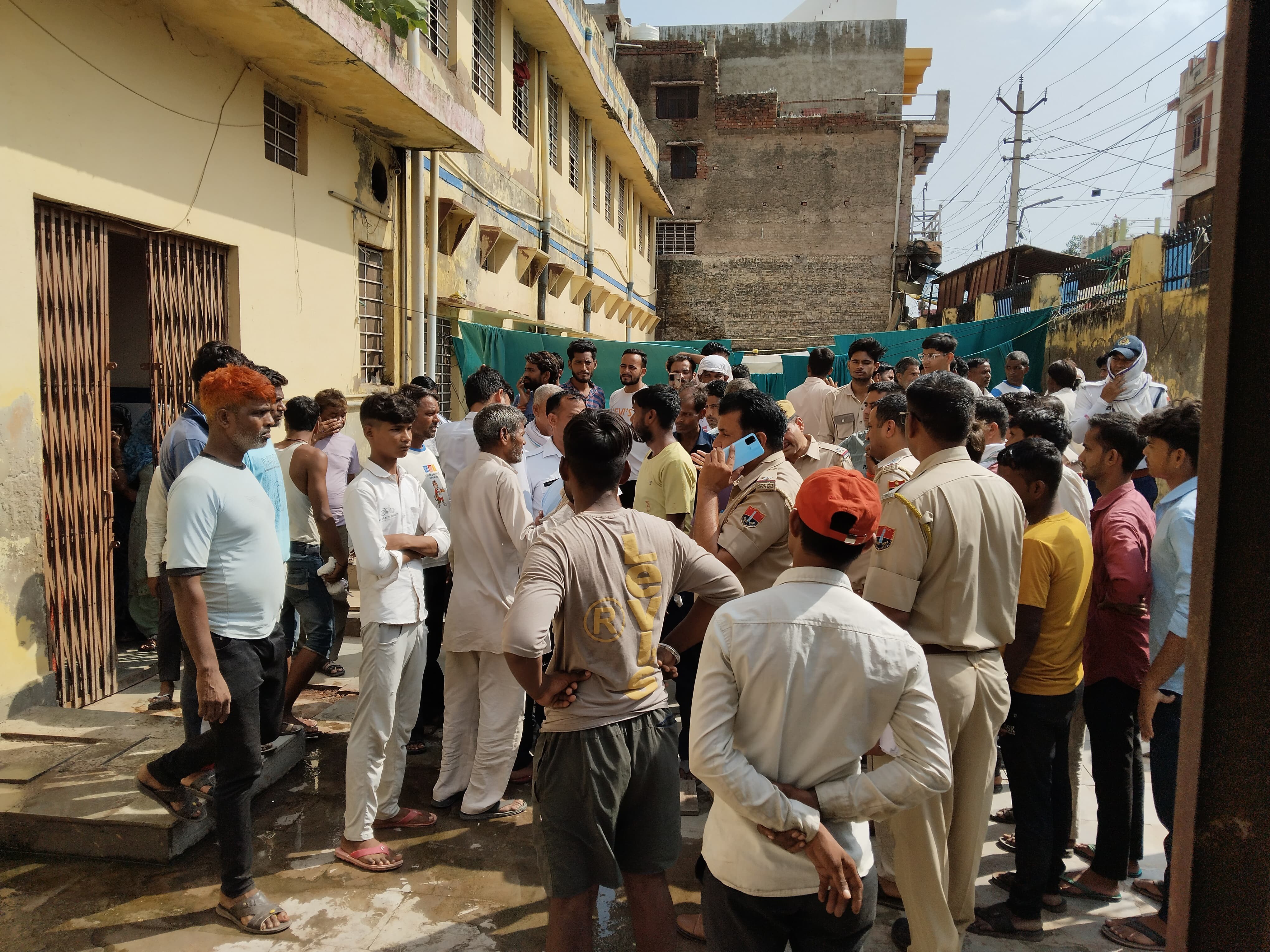 अस्पताल में मौजूद परिजन और अन्य लोग।