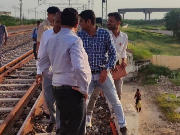 अजमेर रेलवे मंडल के डीआरएम राजू भूतड़ा रेलवे अधिकारियों के साथ अमृत स्टेशन योजना तहत चयनित रेलवे स्टेशन पर हो रहे निर्माण कार्यों का निरीक्षण करते हुए। - Dainik Bhaskar