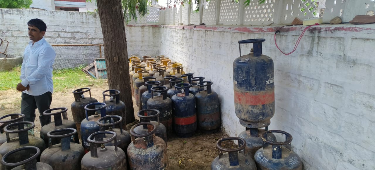 टीम ने अवैध गैस रिफिलिंग को लेकर कार्रवाई की।