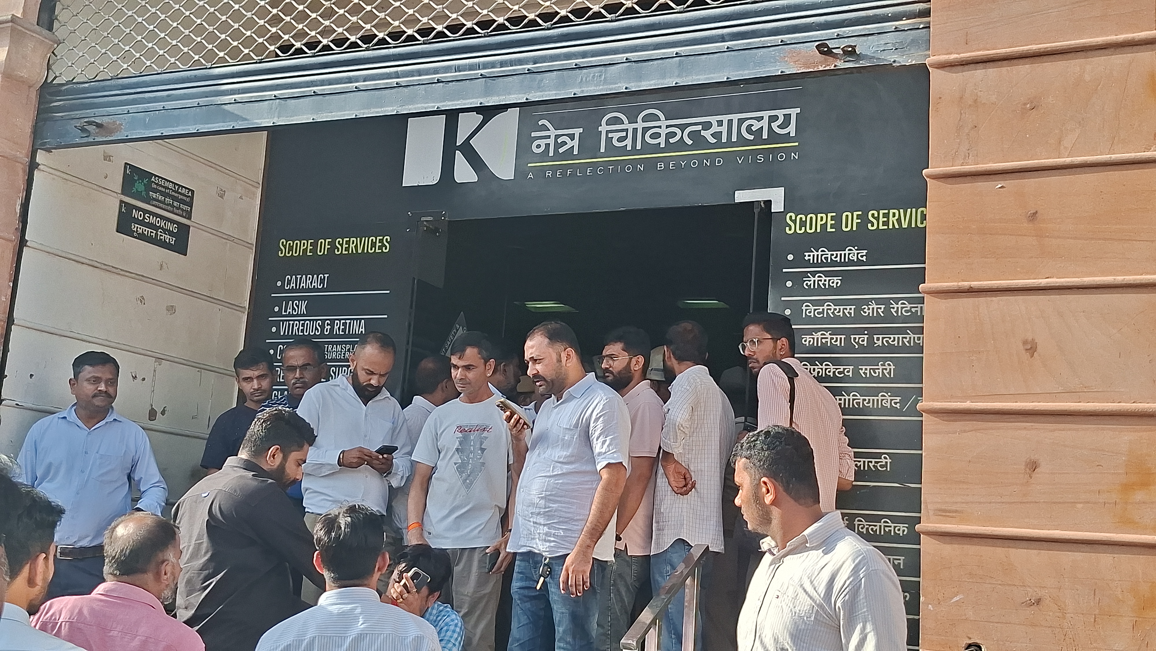 बच्चे की मौत के बाद हॉस्पिटल के बाहर समाज के लोग जुट गए और प्रदर्शन करने लगे।