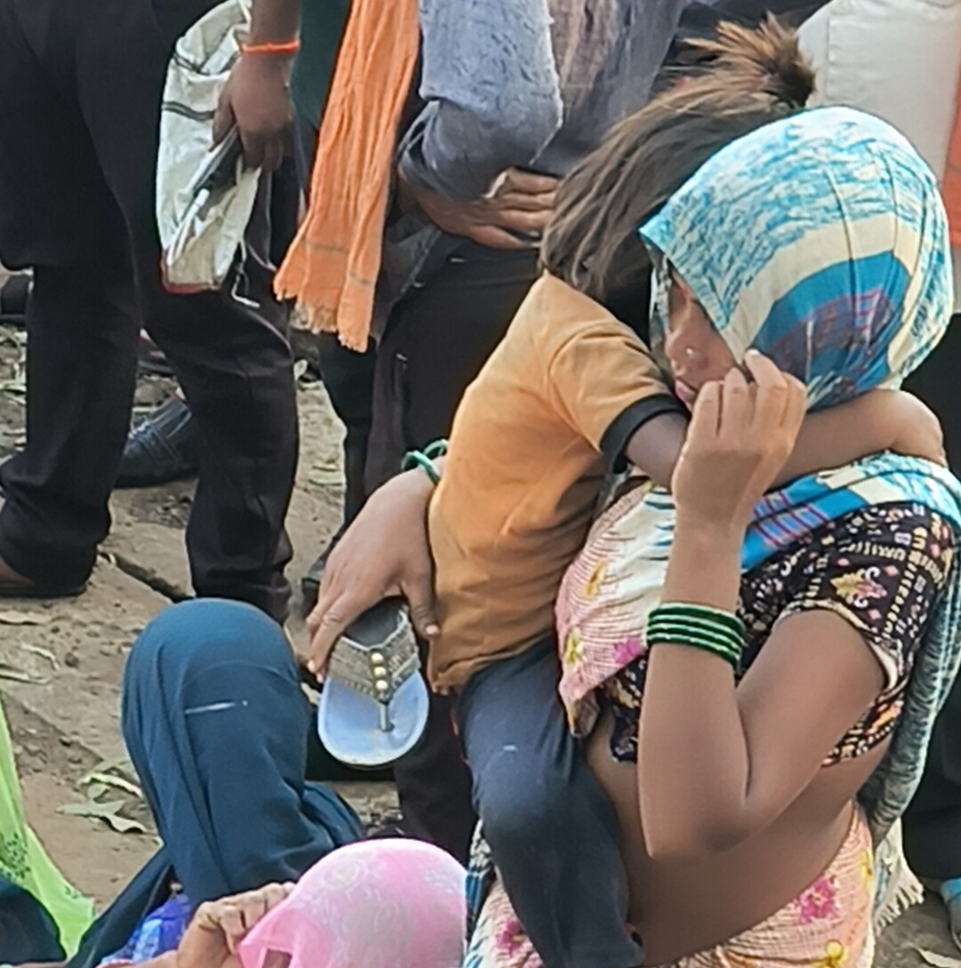 नागरिक न निकल पाएं, इसलिए एक महिला चप्पल लेकर खड़ी रही।