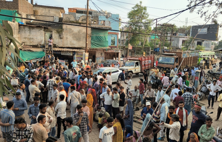 जाम के कारण सड़कों पर वाहनों की कतारें लग गईं।