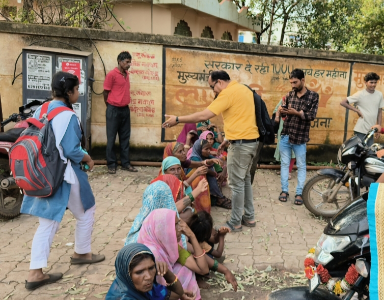 महिलाओं ने पैदल लोगों को भी नहीं निकलने दिया।