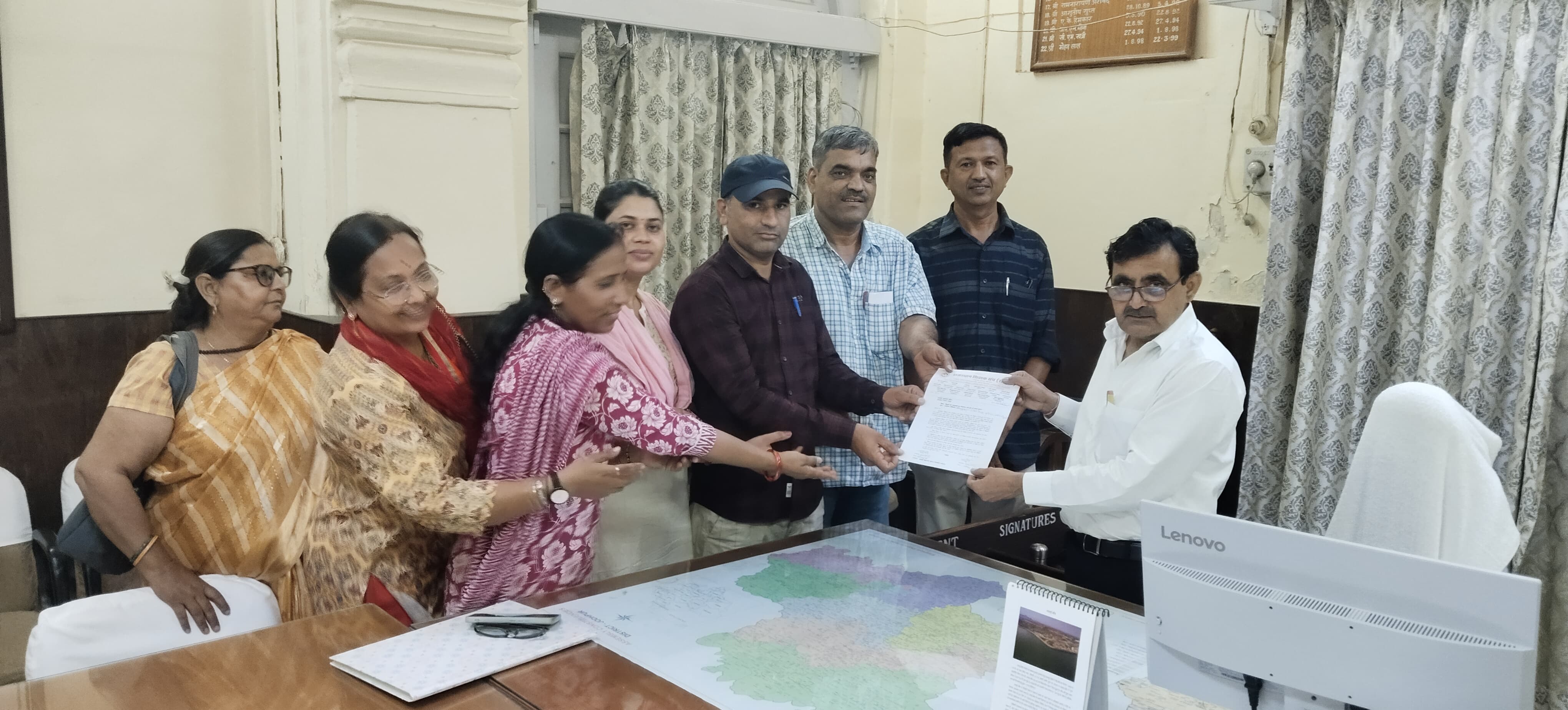 अपनी मांगों को लेकर ज्ञापन देते हुए शिक्षक।