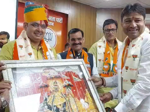 मुख्यमंत्री भजनलाल शर्मा और वीडी शर्मा के स्वागत करते बीजेपी कार्यकर्ता।