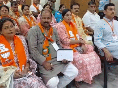 प्रदेश मुख्यालय पहुंचे बीजेपी पदाधिकारी और नेता।