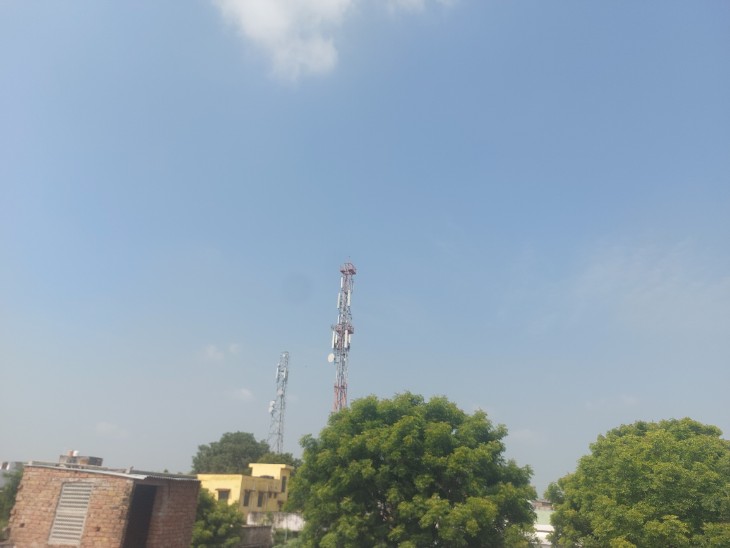 गुरुवार को आसमान साफ रहा। दोपहर को गर्मी और उमस बढ़ने के आसार है।