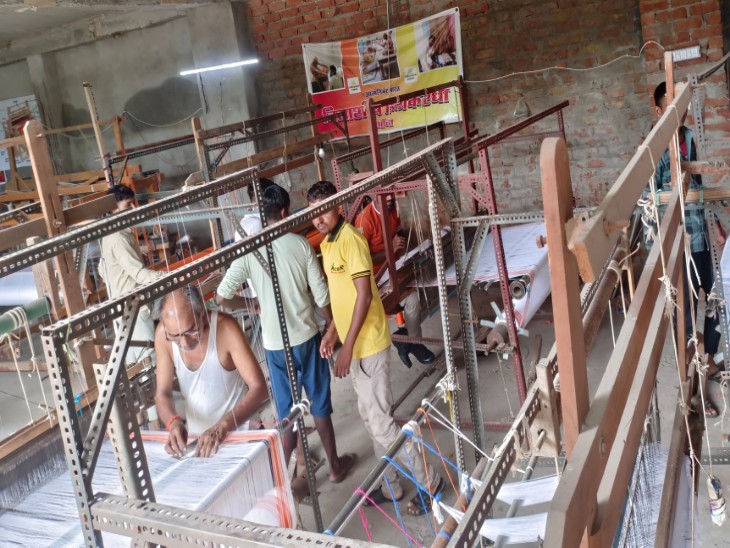 हथकरघा आवां मे कपड़ा बनाते कारीगर।