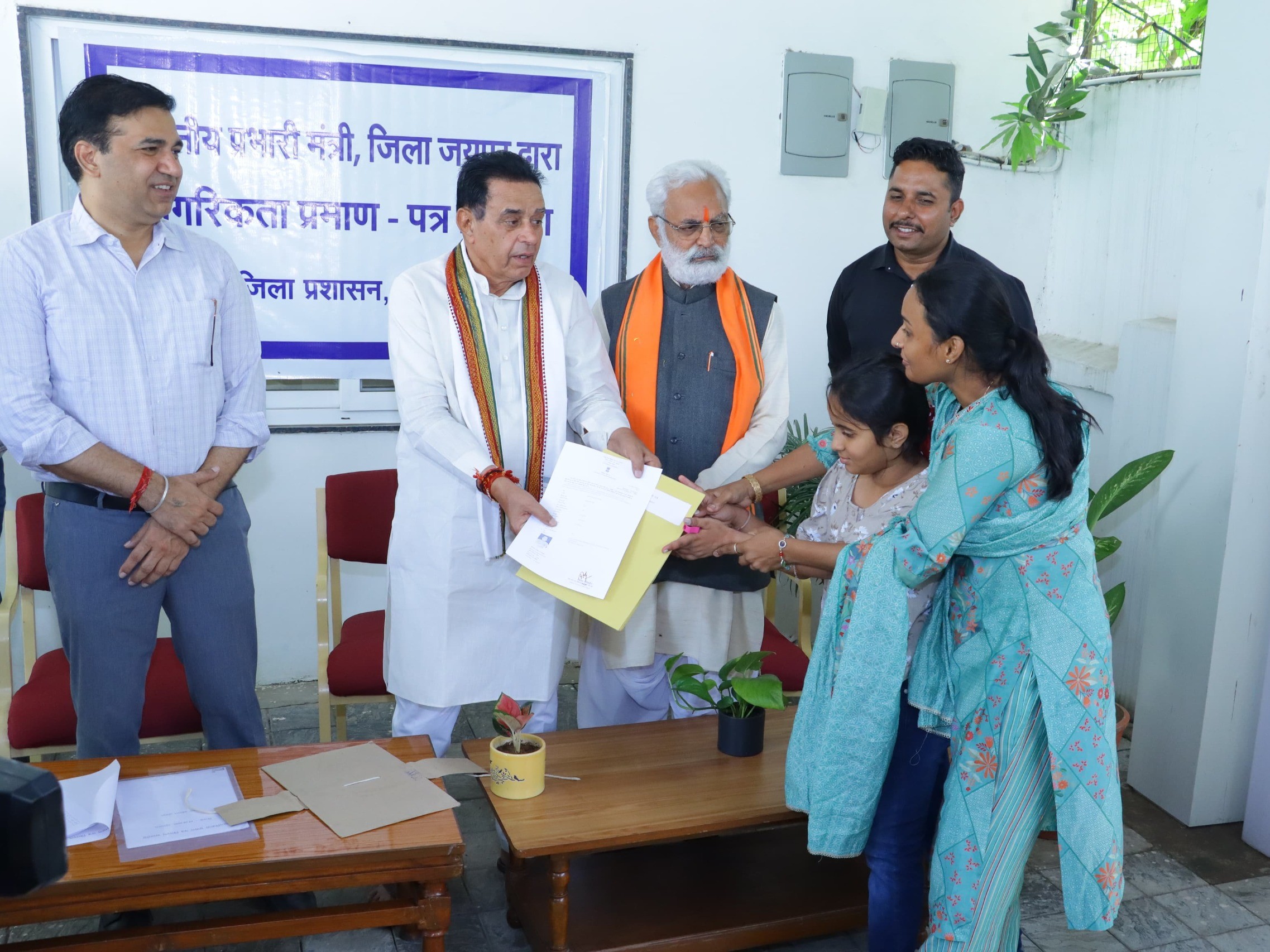 नागरिक प्रमाण पत्र वितरण समारोह में राजस्थान जीव जंतु बोर्ड कल्याण बोर्ड के अध्यक्ष जसवंत सिंह विश्नोई, इस अवसर पर जिला कलक्टर डॉ. जितेन्द्र कुमार सोनी, अतिरिक्त जिला कलक्टर (दक्षिण) संतोष मीणा सहित जिला प्रशासन के अन्य अधिकारी मौजूद रहे।