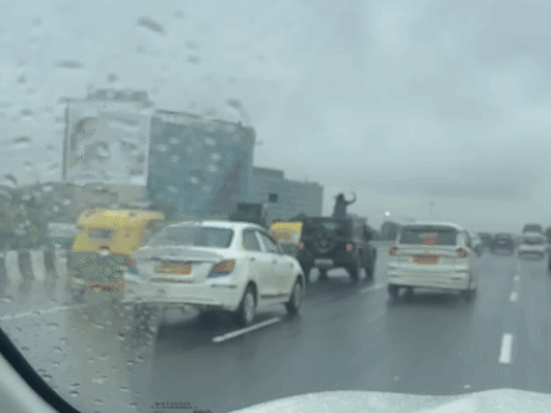 खराब मौसम में तेज रफ्तार थार की छत पर बैठकर युवती ने रील बनाई।