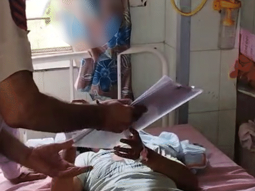 घायल युवती ने पुलिस को दिए बयान में बताया है कि पड़ोस में रहने वाले आरोपी प्रमोद मेघवाल ने उस पर चाकू से हमला किया।