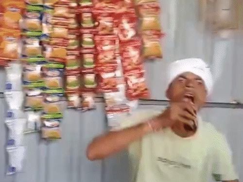 दूसरा युवक बाजू में ही बैठकर सिरप पी रहा है।