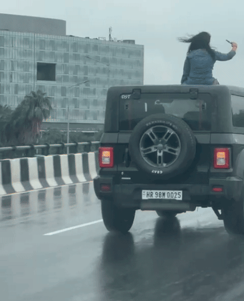 गाड़ी के डिप्पर जल रहे थे और युवती चारों ओर के नजारे शूट कर रही थी।