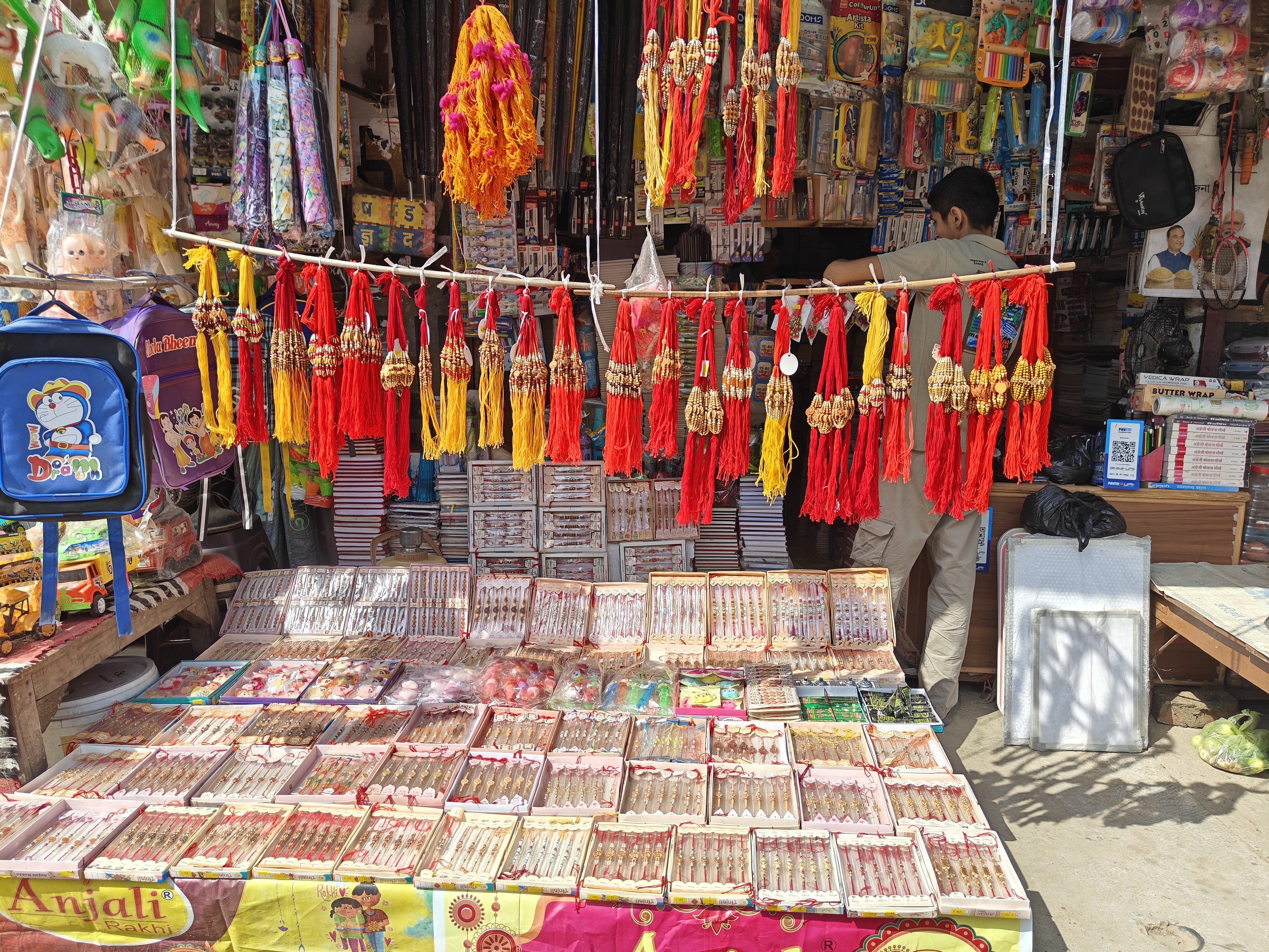Rakhi market was deserted due to online shopping