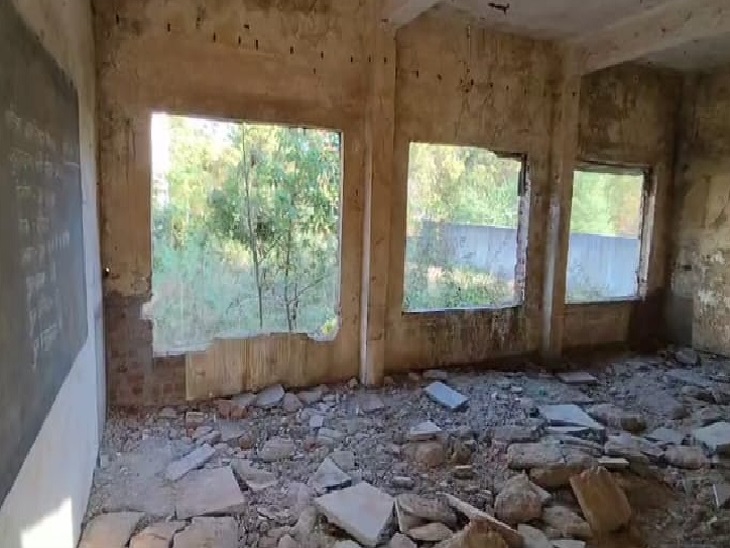 स्कूल की खिड़कियां, पत्थर और टाइल्स भी उखड़वा दी गई।