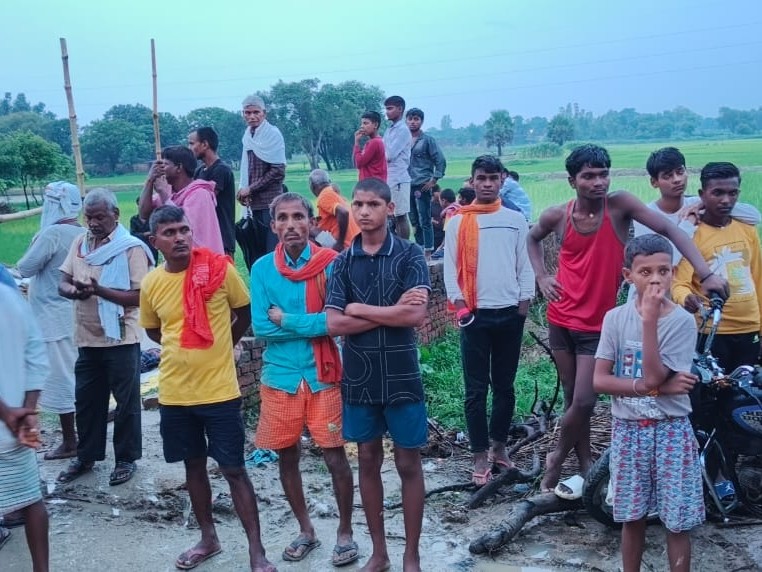 घटना के बाद जुटे ग्रामीण। - Dainik Bhaskar