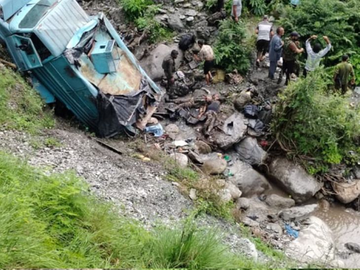 3 जवानों की मौत मौके पर ही हो गई। व्हीकल 187वीं बटालियन का है।