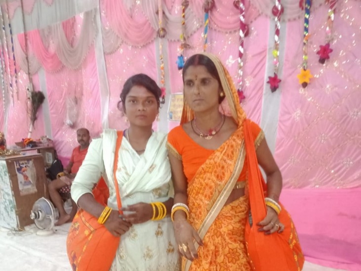 मृतक विवाहिता उस युवती के साथ जिससे पति ने शादी कर ली है।