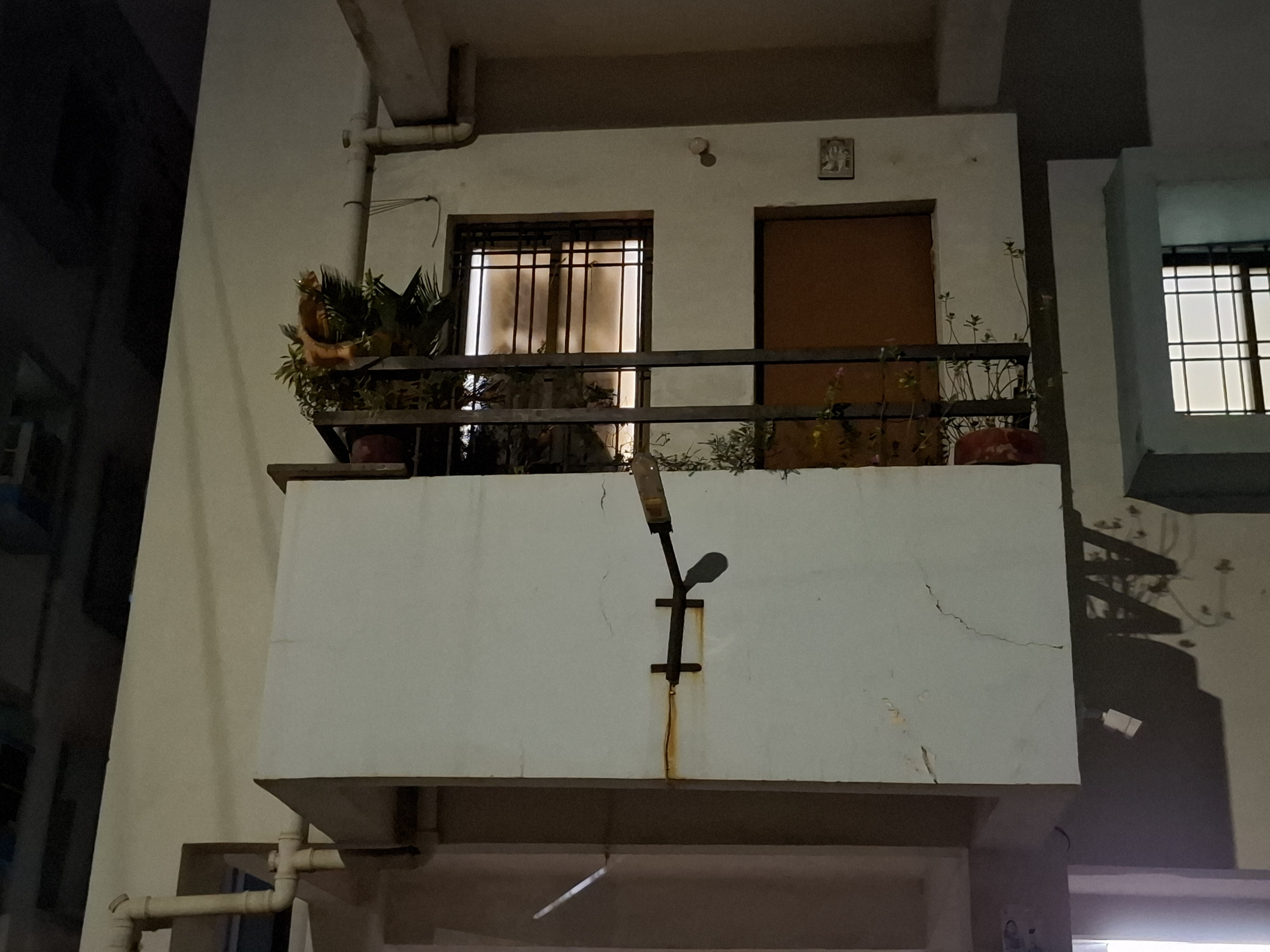 घर के किचन में आरक्षक की लाश मिली।