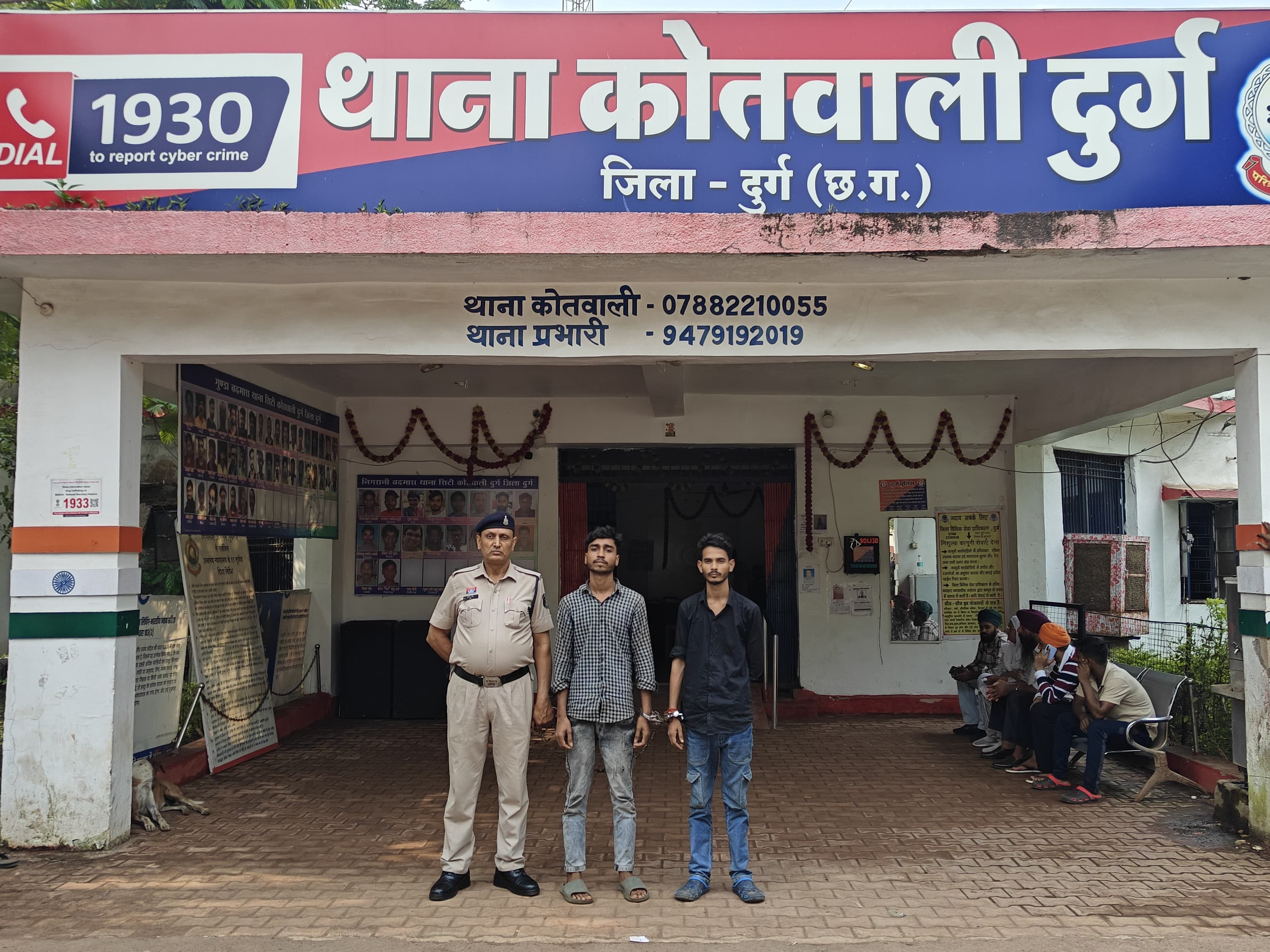 ये तस्वीर जेल भेजने के पहले की है, दोनों को पुलिस बंद नलघर के पास से गिरफ्तार कर थाने लाई थी।