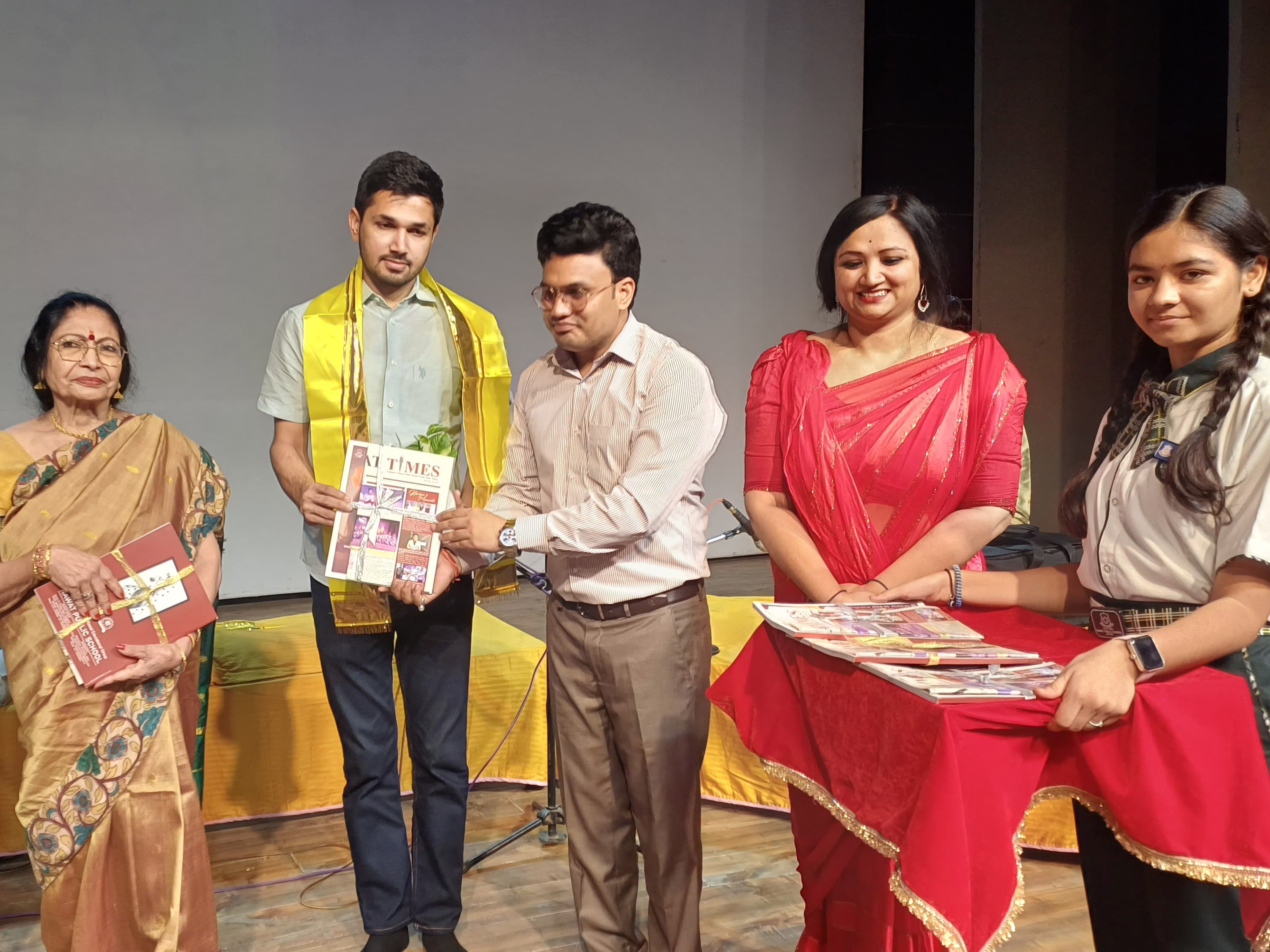 कार्यक्रम में पुस्तक विमोचन किया गया।