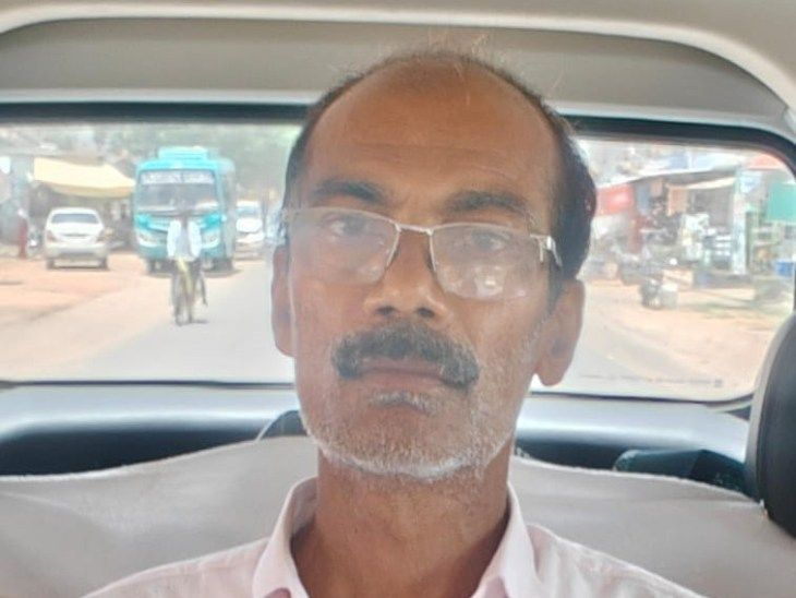 छात्राओं की शिकायत सही पाए जाने पर शिक्षक विजय राय (45) को पुलिस ने गिरफ्तार किया है।